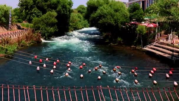 Rettungsnetze Mit Schwimmern Bett Eines Schnell Fließenden Gebirgsflusses — Stockvideo