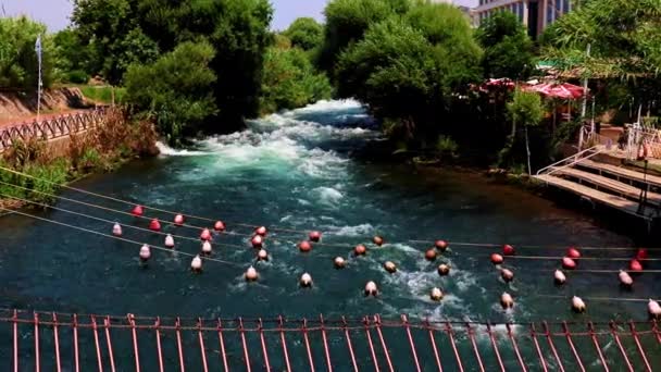 Rettungsnetze Mit Schwimmern Bett Eines Schnell Fließenden Gebirgsflusses — Stockvideo