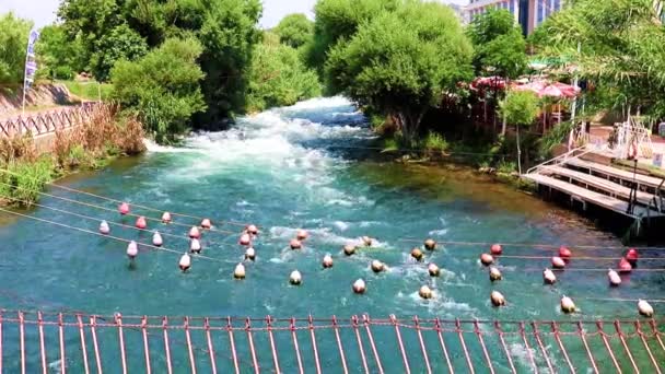 Rettungsnetze Mit Schwimmern Bett Eines Schnell Fließenden Gebirgsflusses — Stockvideo