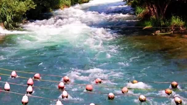 Rettungsnetze Mit Schwimmern Bett Eines Schnell Fließenden Gebirgsflusses — Stockvideo