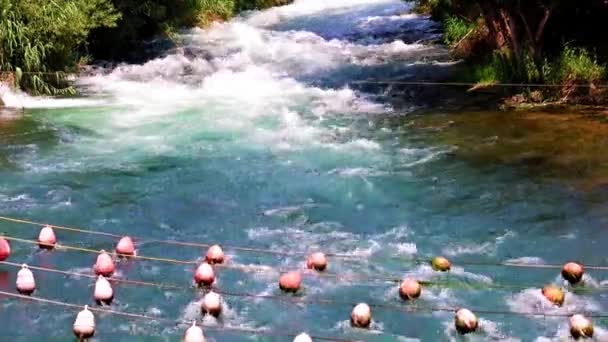 Rettungsnetze Mit Schwimmern Bett Eines Schnell Fließenden Gebirgsflusses — Stockvideo