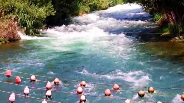 Rettungsnetze Mit Schwimmern Bett Eines Schnell Fließenden Gebirgsflusses — Stockvideo