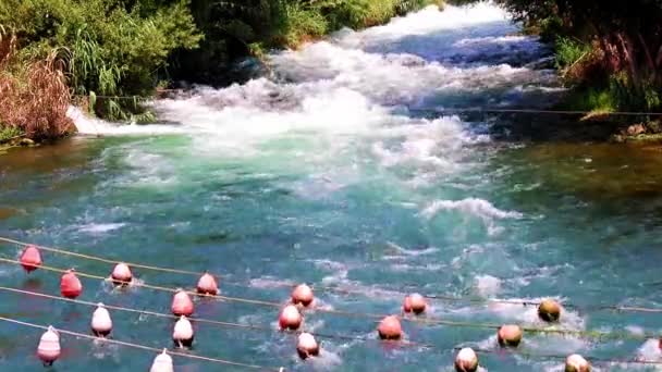 急速に流れる渓流の底に浮かぶ浮体式救助網 — ストック動画