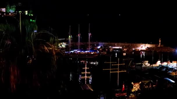 Antalya noční obchodní přístav a rekreační lodě Turecko