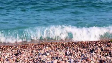 Deniz sörfü ve çakıl taşı plajının berrak suları