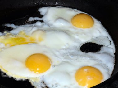 Sabah kahvaltısı için kızarmış yumurta pişiriyorum.