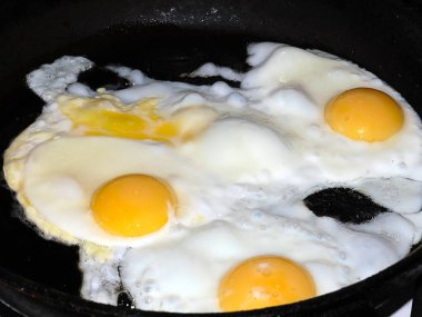 Sabah kahvaltısı için kızarmış yumurta pişiriyorum.