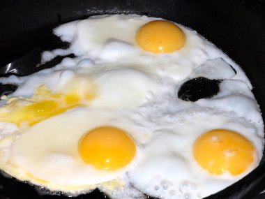 Sabah kahvaltısı için kızarmış yumurta pişiriyorum.