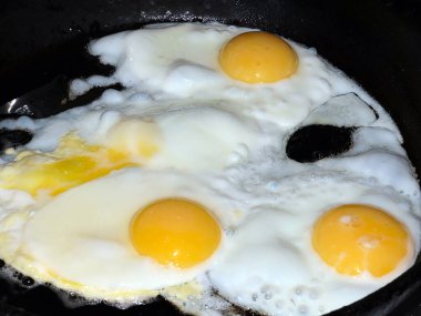 Sabah kahvaltısı için kızarmış yumurta pişiriyorum.