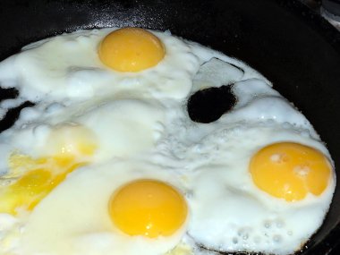 Sabah kahvaltısı için kızarmış yumurta pişiriyorum.