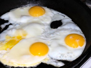 Sabah kahvaltısı için kızarmış yumurta pişiriyorum.