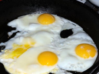 Sabah kahvaltısı için kızarmış yumurta pişiriyorum.