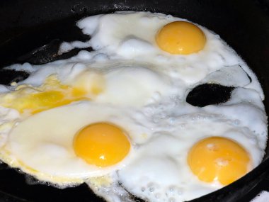 Sabah kahvaltısı için kızarmış yumurta pişiriyorum.