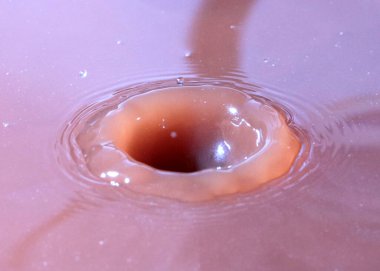 Sulu çözeltinin yüzeyine bir damla sıvı düşer.