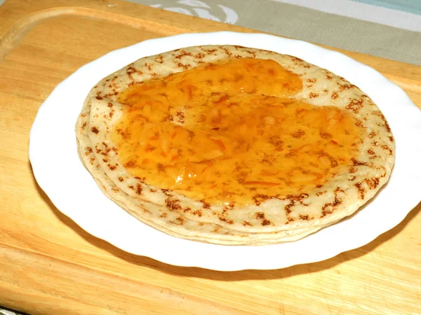 Heerlijke Pannenkoeken Met Jam Een Bord — Stockfoto