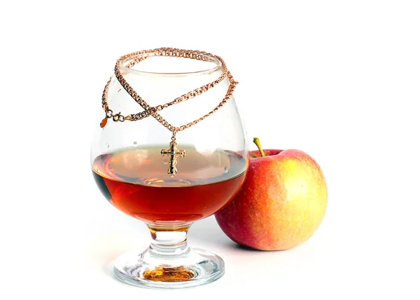 Cruz Dorada Sobre Una Cadena Vaso Con Alcohol Una Manzana — Foto de Stock
