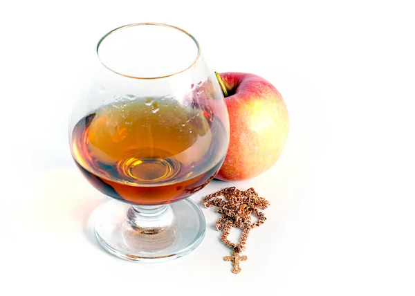 Cruz Dorada Sobre Una Cadena Vaso Con Alcohol Una Manzana — Foto de Stock