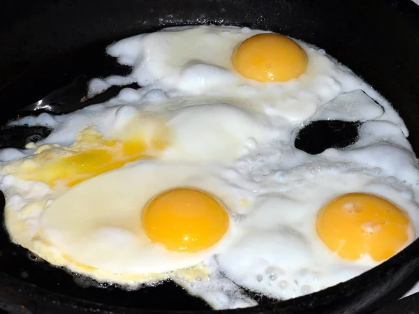 Matlagning Stekta Ägg Till Frukost — Stockfoto