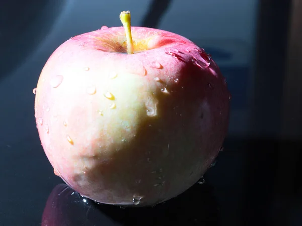 Mokre Jabłko Jako Element Jesiennych Zbiorów — Zdjęcie stockowe