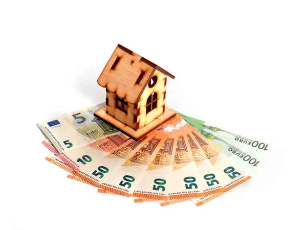 木房子和一堆欧元作为抵押贷款的象征 — 图库照片