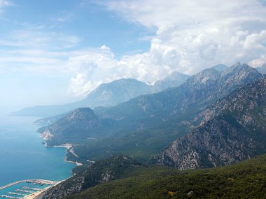 Akdeniz kıyıları ve Antalya Türkiye yakınlarındaki dağ zirveleri