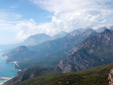 Akdeniz kıyıları ve Antalya Türkiye yakınlarındaki dağ zirveleri