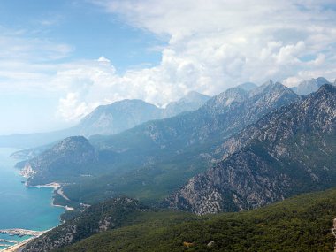 Akdeniz kıyıları ve Antalya Türkiye yakınlarındaki dağ zirveleri
