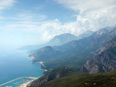 Akdeniz kıyıları ve Antalya Türkiye yakınlarındaki dağ zirveleri