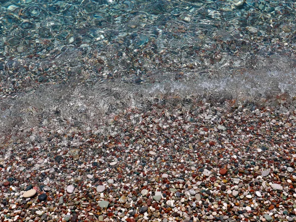 Deniz Suyuyla Kaplı Bir Çakıl Taşı Plajının Yüzeyi — Stok fotoğraf