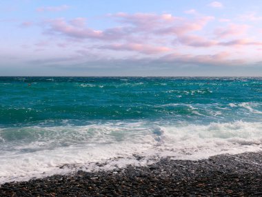 Deniz kıyısının güneşli güzel sahilleri tatil yeri olarak kullanılıyor.