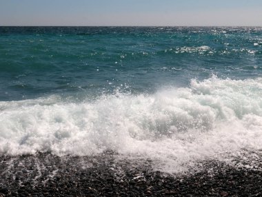 Deniz kıyısının güneşli güzel sahilleri tatil yeri olarak kullanılıyor.