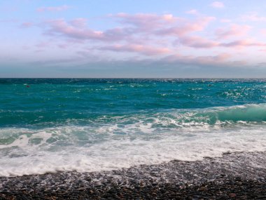 Deniz kıyısının güneşli güzel sahilleri tatil yeri olarak kullanılıyor.