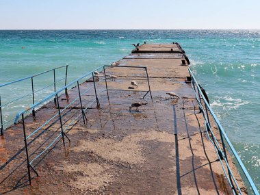 Akdeniz kıyısındaki beton iskele dalgakıranları