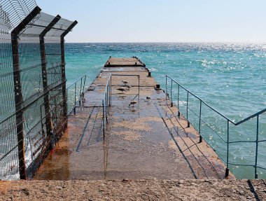 Akdeniz kıyısındaki beton iskele dalgakıranları