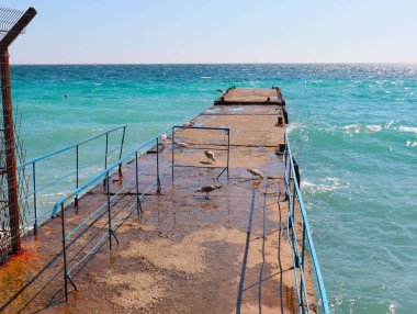 Akdeniz kıyısındaki beton iskele dalgakıranları