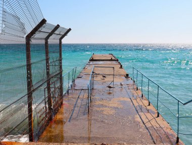 Akdeniz kıyısındaki beton iskele dalgakıranları