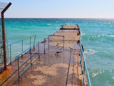 Akdeniz kıyısındaki beton iskele dalgakıranları