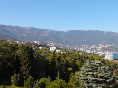 Yalta 'nın şehir binalarının ve Kırım Cumhuriyeti' nin deniz kıyısının güzel manzarası