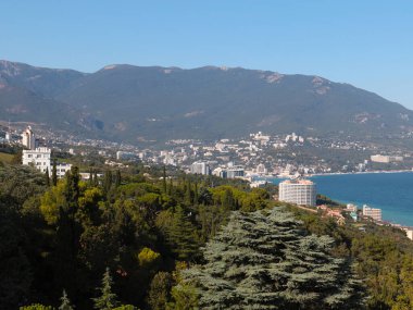 Yalta 'nın şehir binalarının ve Kırım Cumhuriyeti' nin deniz kıyısının güzel manzarası