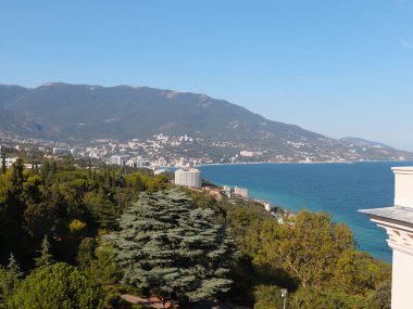 Yalta 'nın şehir binalarının ve Kırım Cumhuriyeti' nin deniz kıyısının güzel manzarası