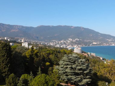 Yalta 'nın şehir binalarının ve Kırım Cumhuriyeti' nin deniz kıyısının güzel manzarası