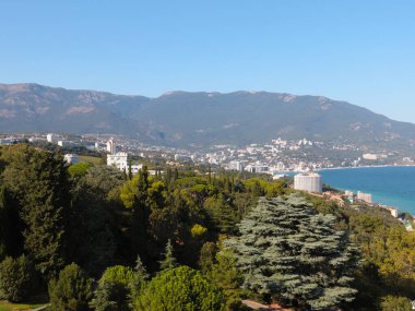 Yalta 'nın şehir binalarının ve Kırım Cumhuriyeti' nin deniz kıyısının güzel manzarası