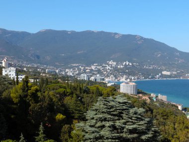 Yalta 'nın şehir binalarının ve Kırım Cumhuriyeti' nin deniz kıyısının güzel manzarası