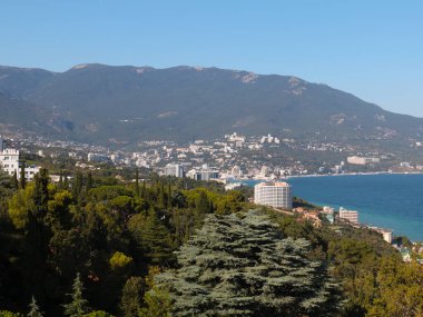 Yalta 'nın şehir binalarının ve Kırım Cumhuriyeti' nin deniz kıyısının güzel manzarası