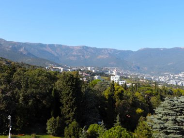 Yalta 'nın şehir binalarının ve Kırım Cumhuriyeti' nin deniz kıyısının güzel manzarası