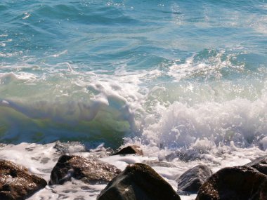 Akdeniz 'in kayalık kıyıları ve dalgaları