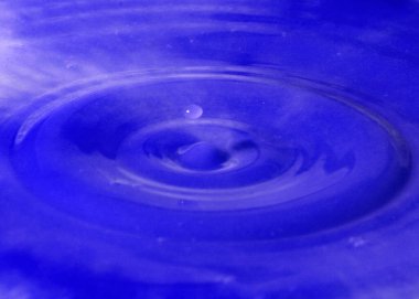 Sıvının yüzeyine bir damla su düşer.