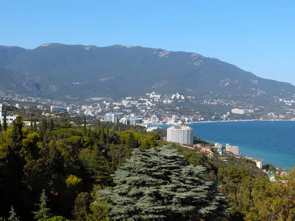 Piękny Widok Budynki Miasta Jałty Wybrzeża Morskiego Republiki Krymu — Zdjęcie stockowe