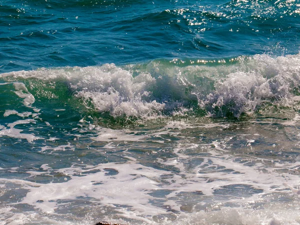 Rotsachtige Kust Golven Van Middellandse Zee — Stockfoto