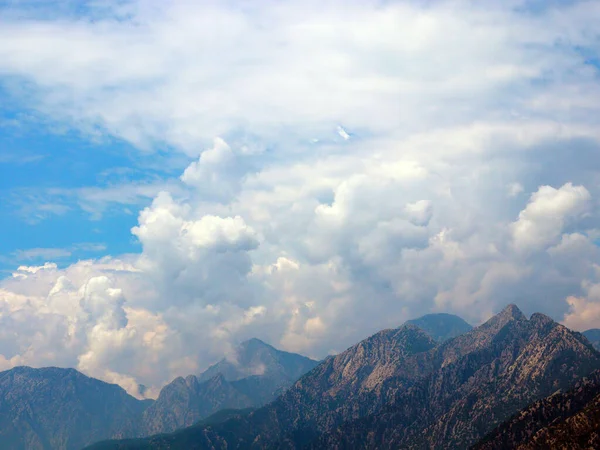 Bergtoppen Tegen Een Zonnige Bewolkte Hemel — Stockfoto